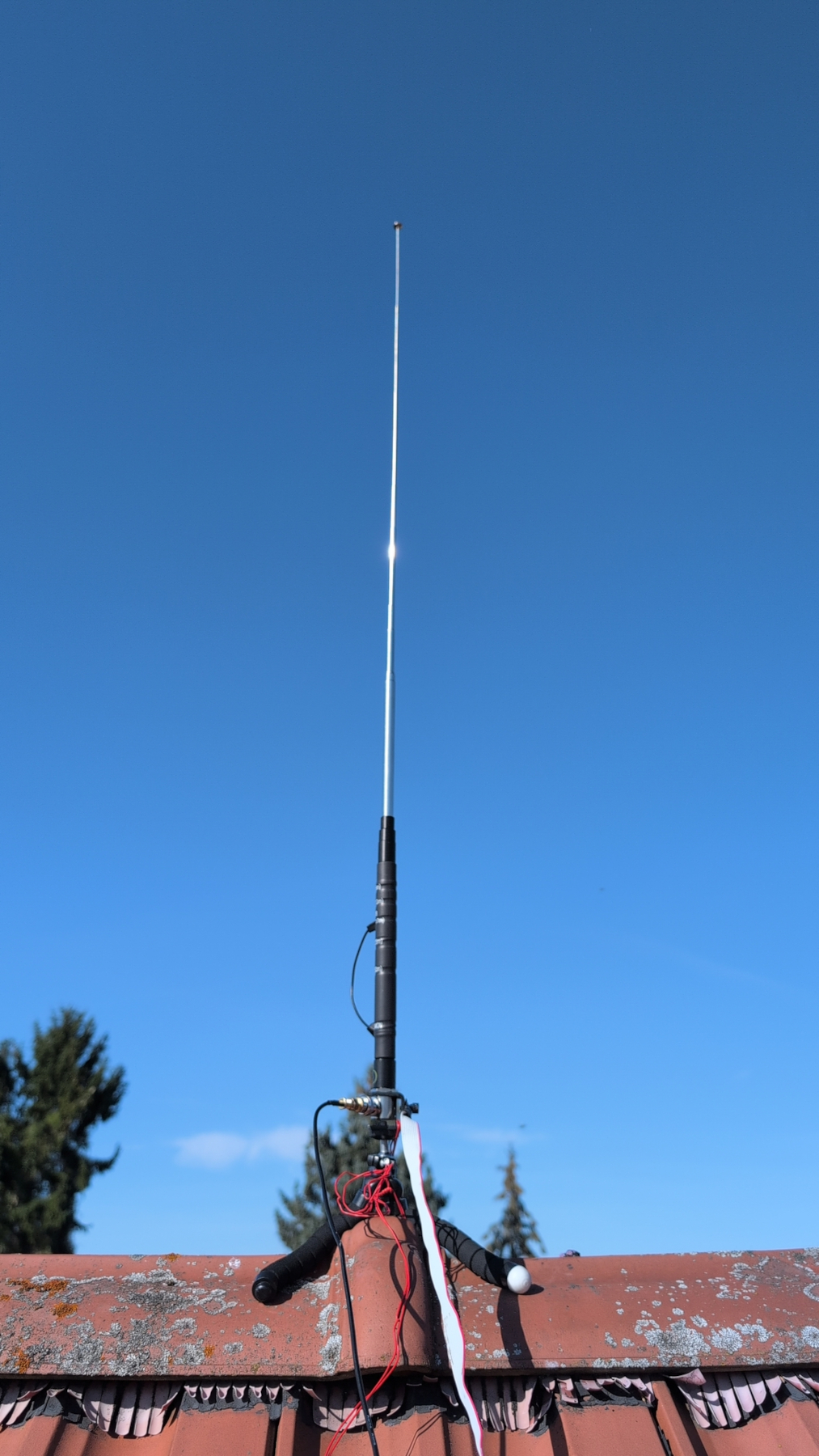 Comet antenna on roof