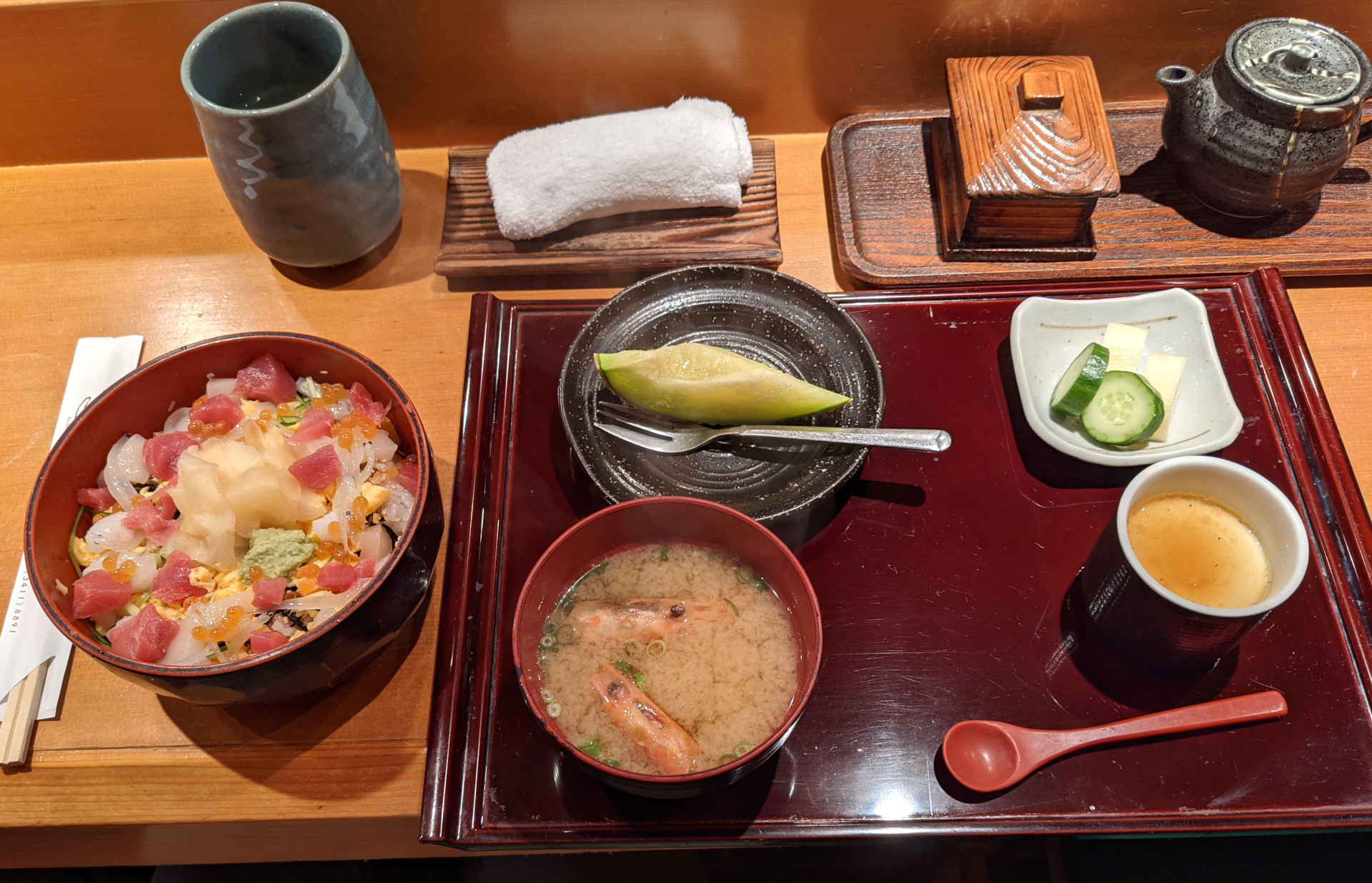 Chirashi sushi