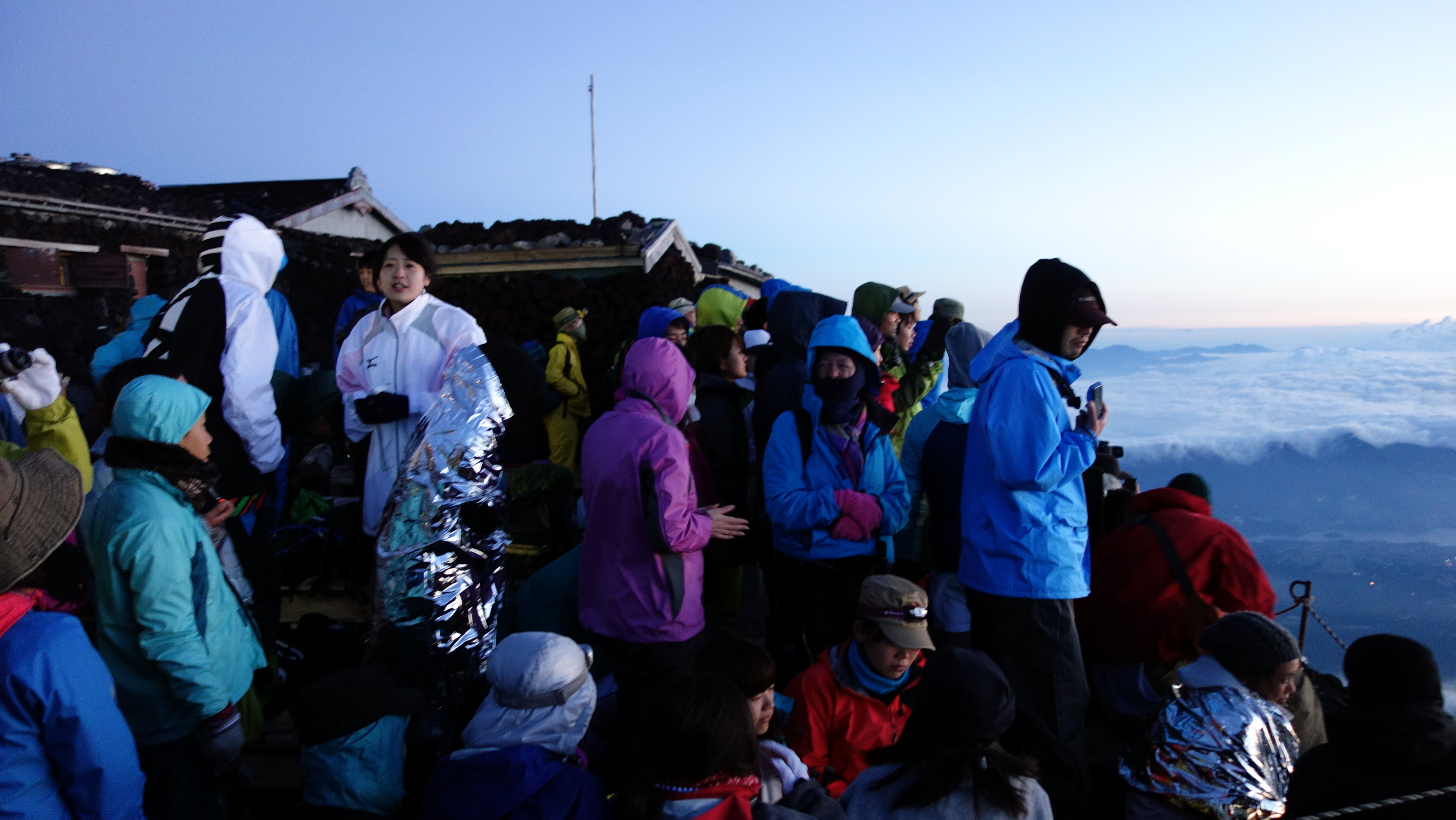 fujisan waiting climbers