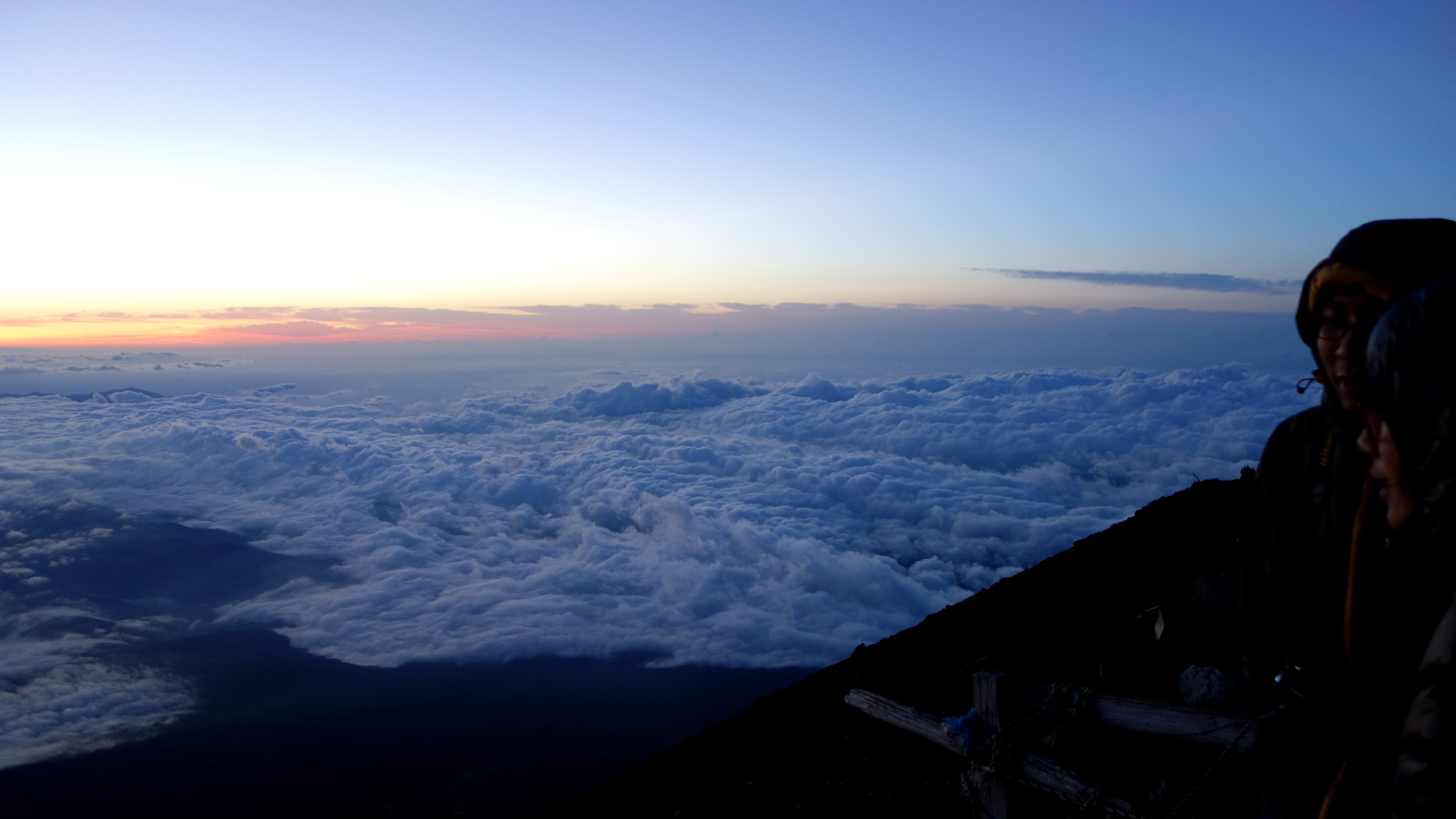 fujisan waiting climbers
