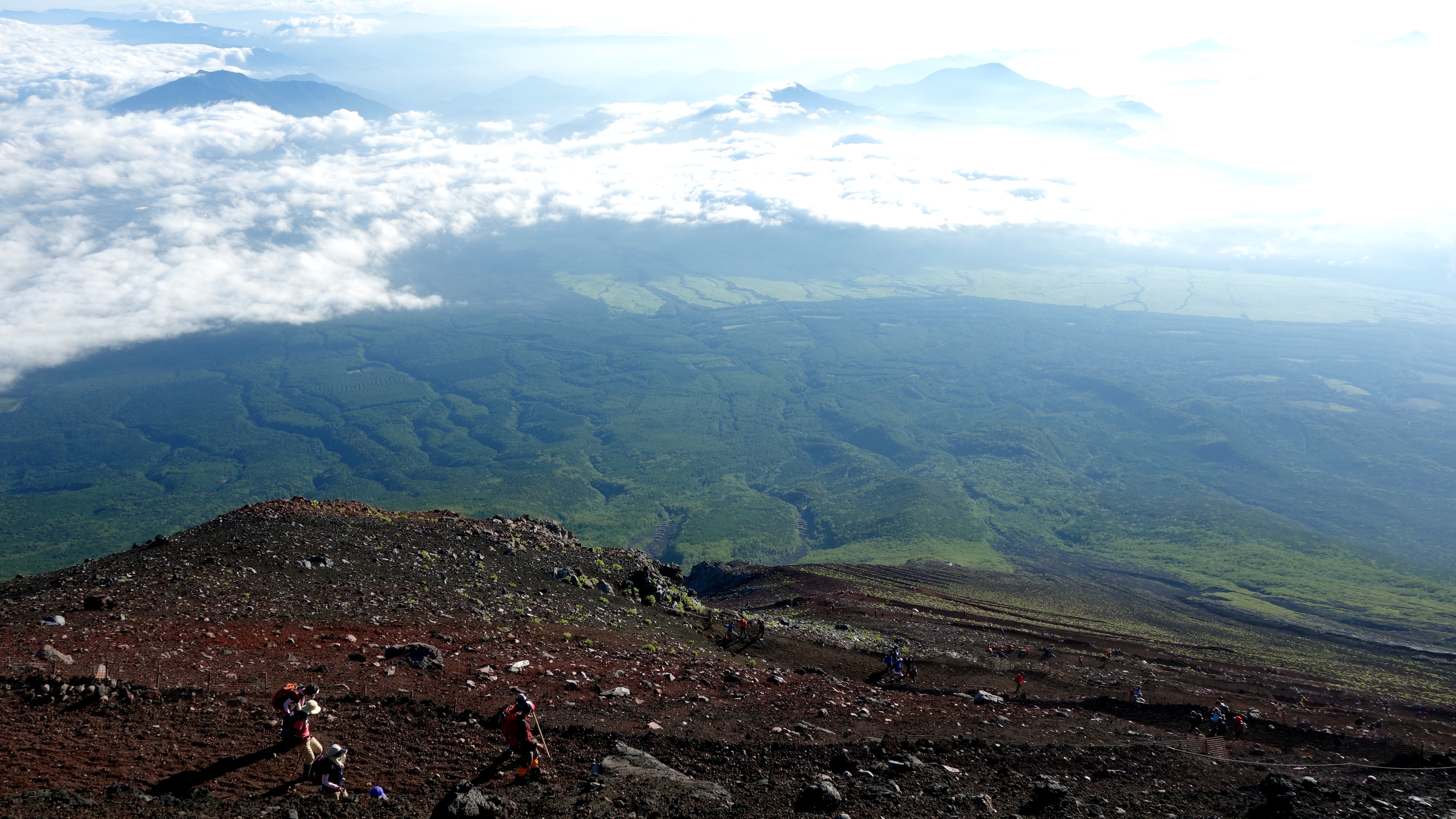 fujisan descending climbers