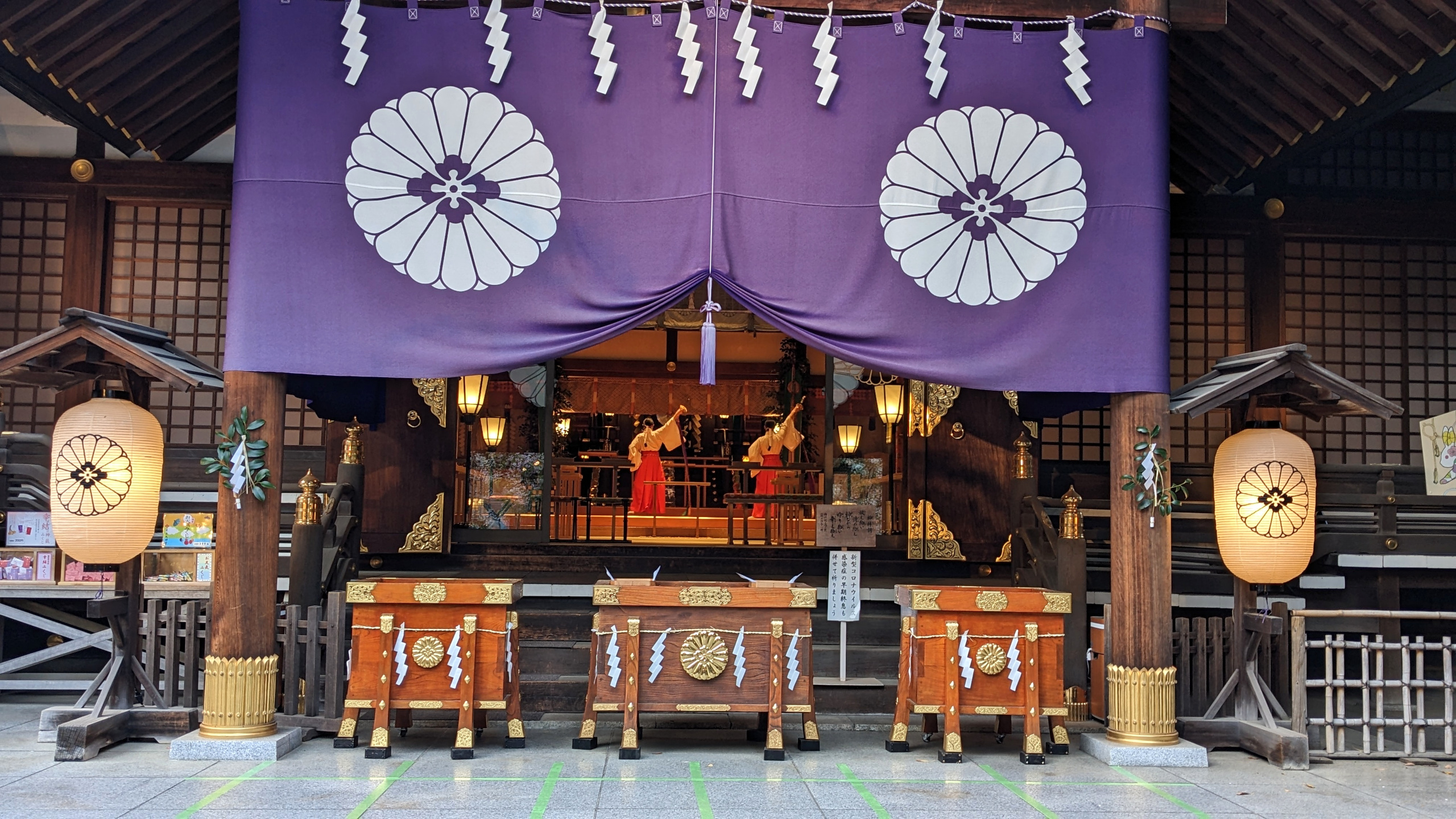 Shrine dancing